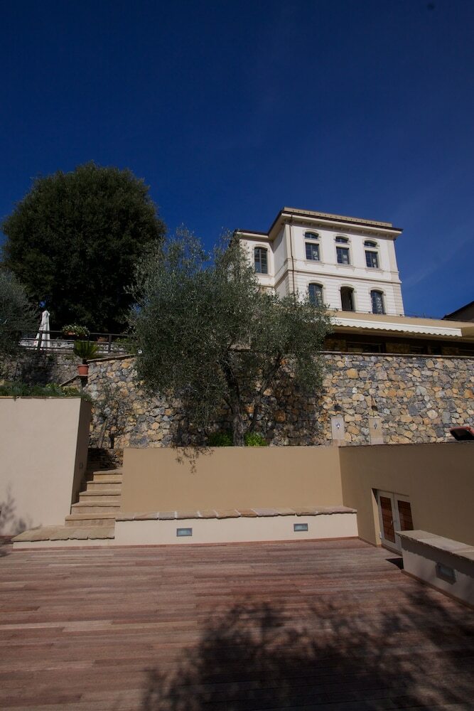 Miramare Apartments & Suites