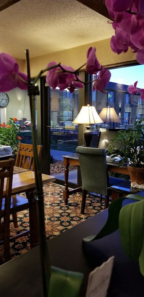 Hotel Foothills Inn