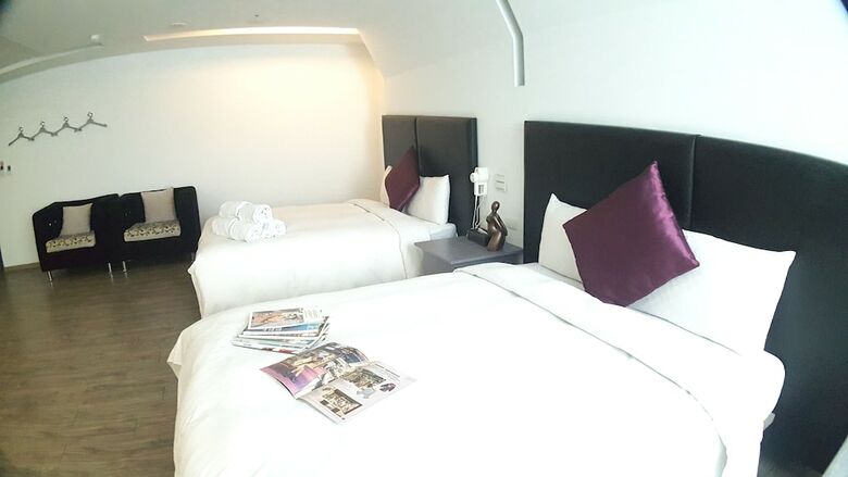 Walker Hotel Sanchong Zhengyi Branch