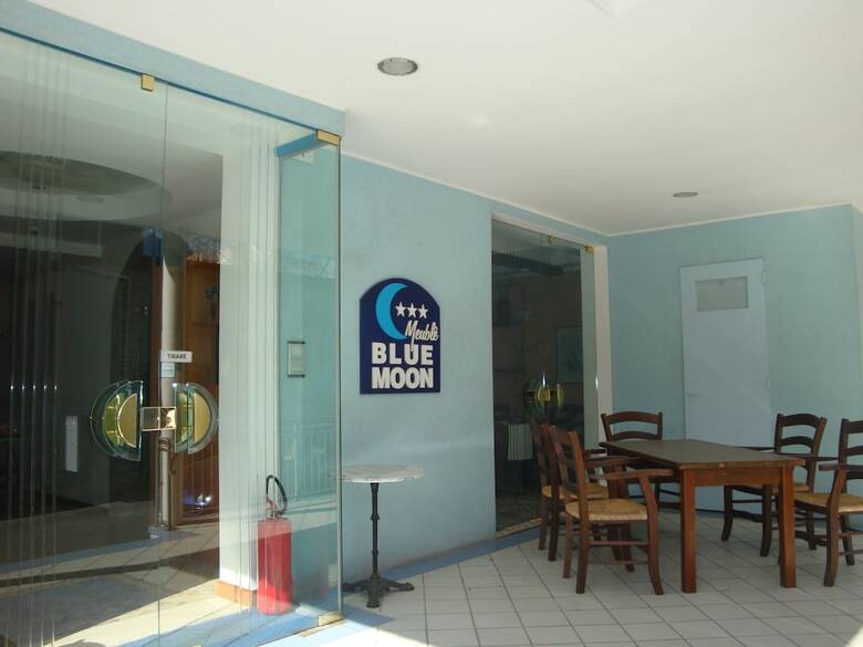 Hotel Blue Moon