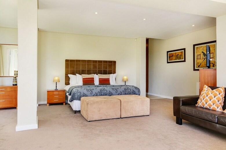 Villa 100 Geneva Drive