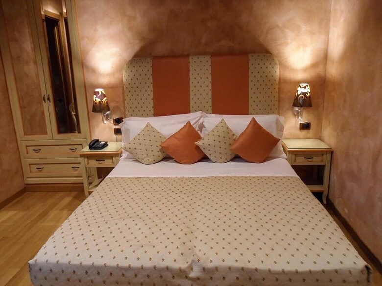 Rhona's Rooms