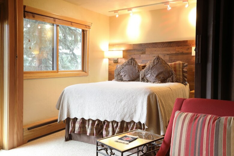 Laurelwood Condominiums, A Destination Residence