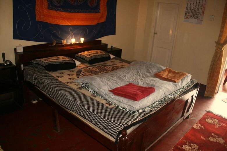 Bed & Breakfast Old English Colonial Bungalow