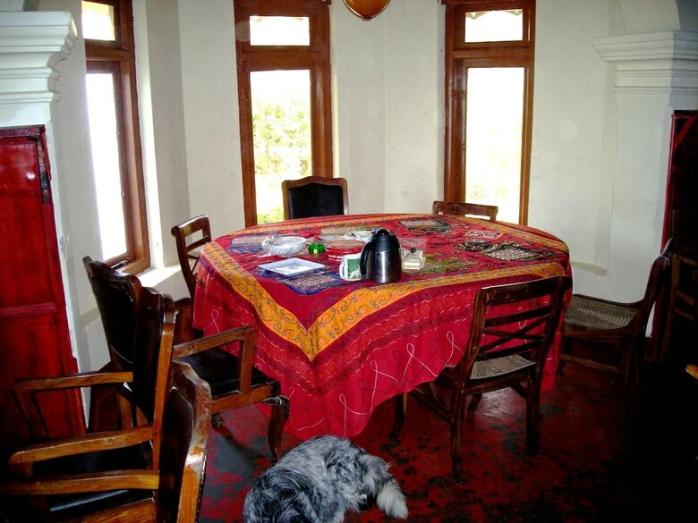 Bed & Breakfast Old English Colonial Bungalow