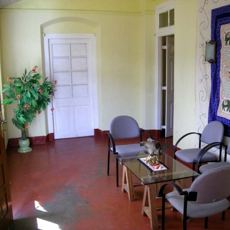 Bed & Breakfast Old English Colonial Bungalow