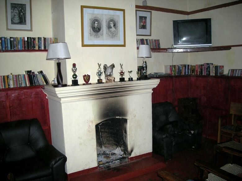 Bed & Breakfast Old English Colonial Bungalow