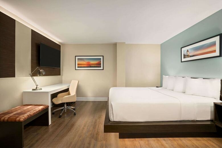 Wyndham Newport Hotel