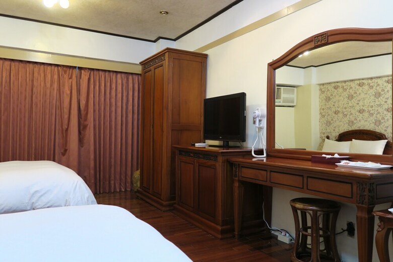 Champagne Hotel