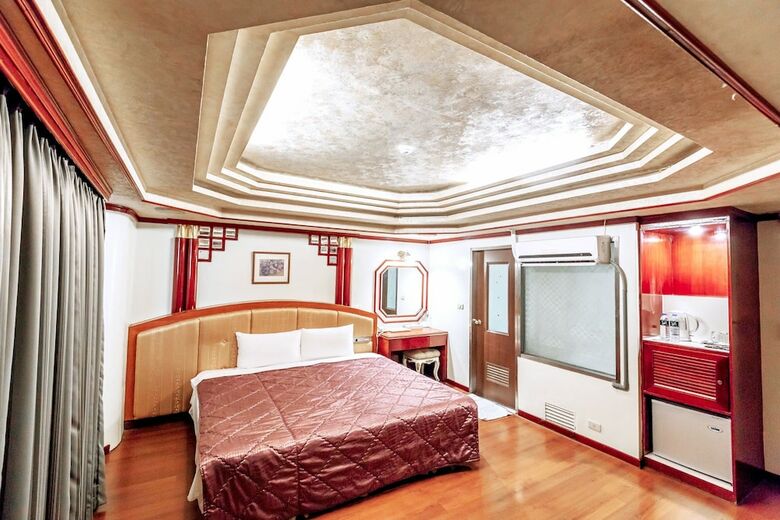 Mou Hotel Luchuan