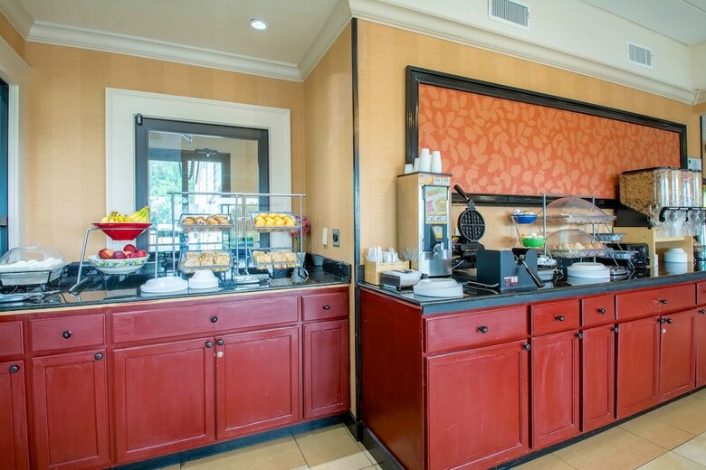 Hotel Anchorage Inns And Suites