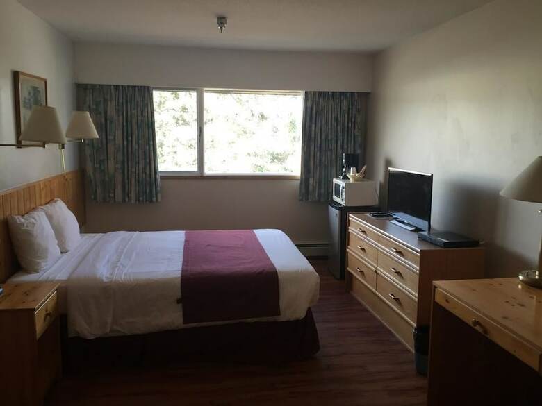 Canadas Best Value Inn River View Hotel