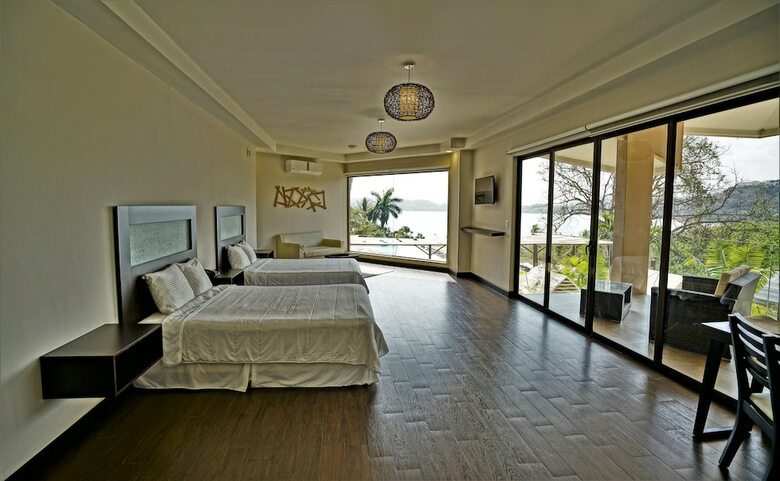 Hotel Nammb� Beachfront Bungalows