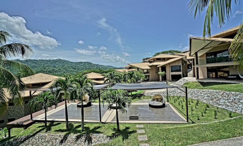 Hotel Nammb� Beachfront Bungalows
