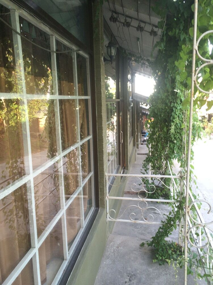Hostal Supreeya Guesthouse