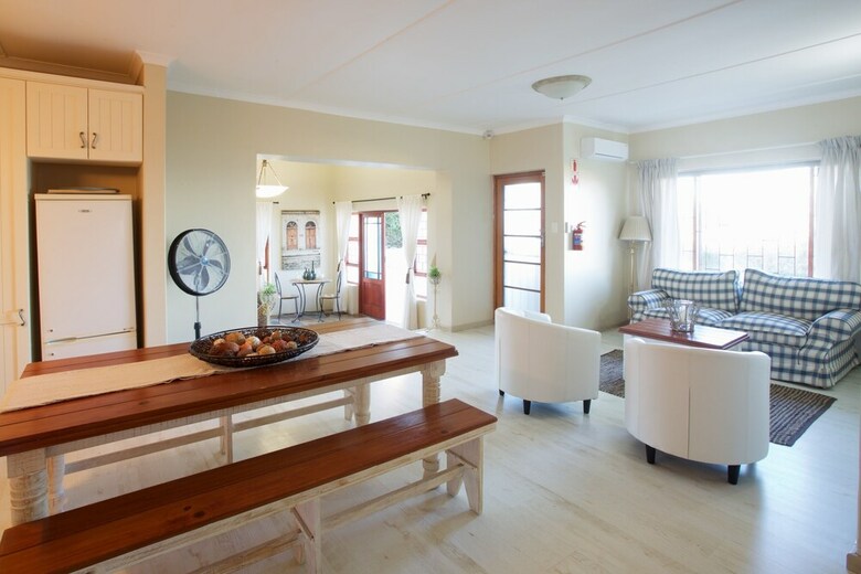 Bed & Breakfast Sea Whisper Guest House & Self Catering
