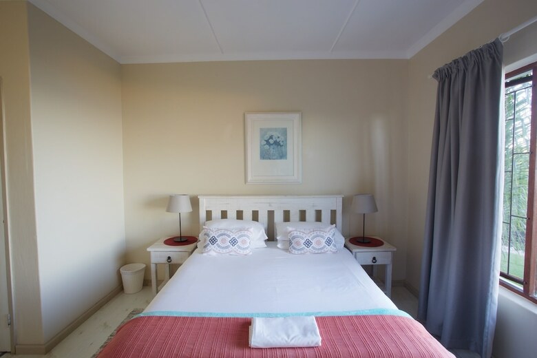Bed & Breakfast Sea Whisper Guest House & Self Catering