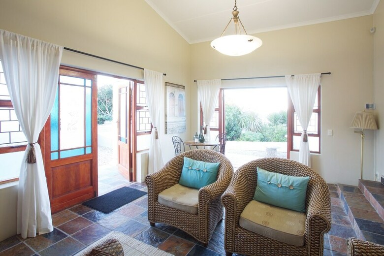 Bed & Breakfast Sea Whisper Guest House & Self Catering