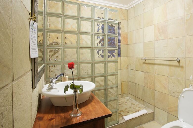 Bed & Breakfast Sea Whisper Guest House & Self Catering