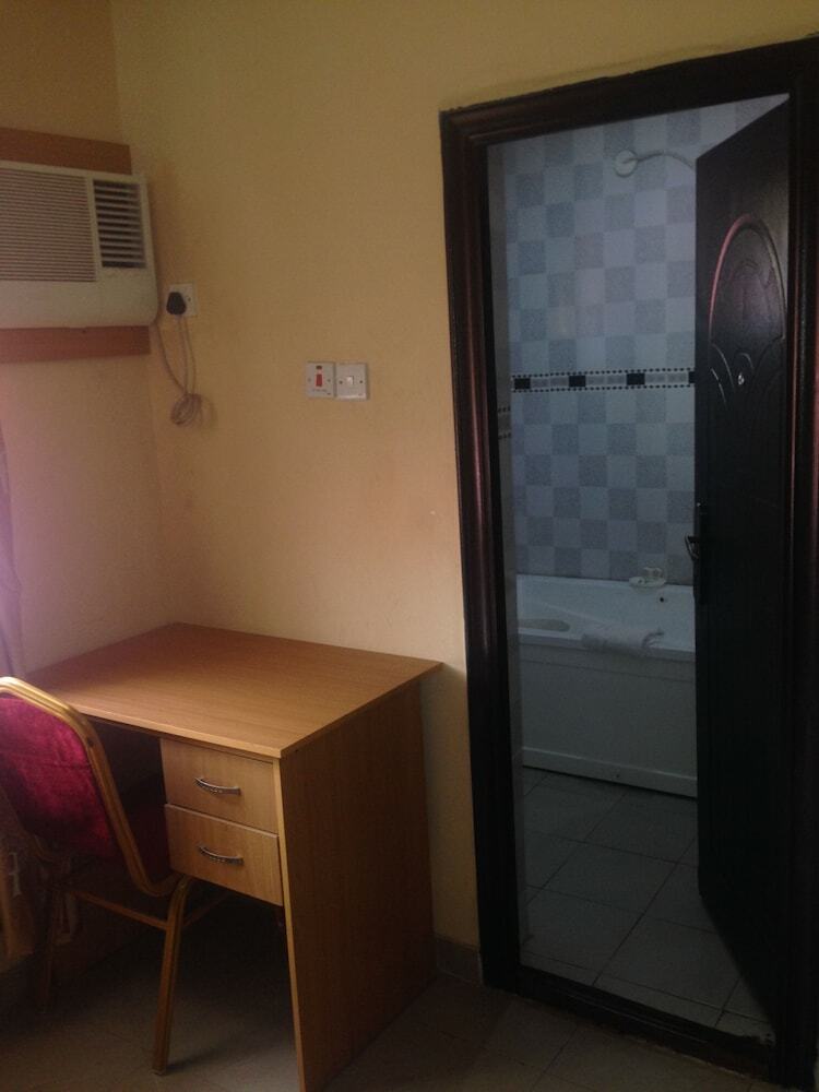 Hotel de Lawrence Court & Suites