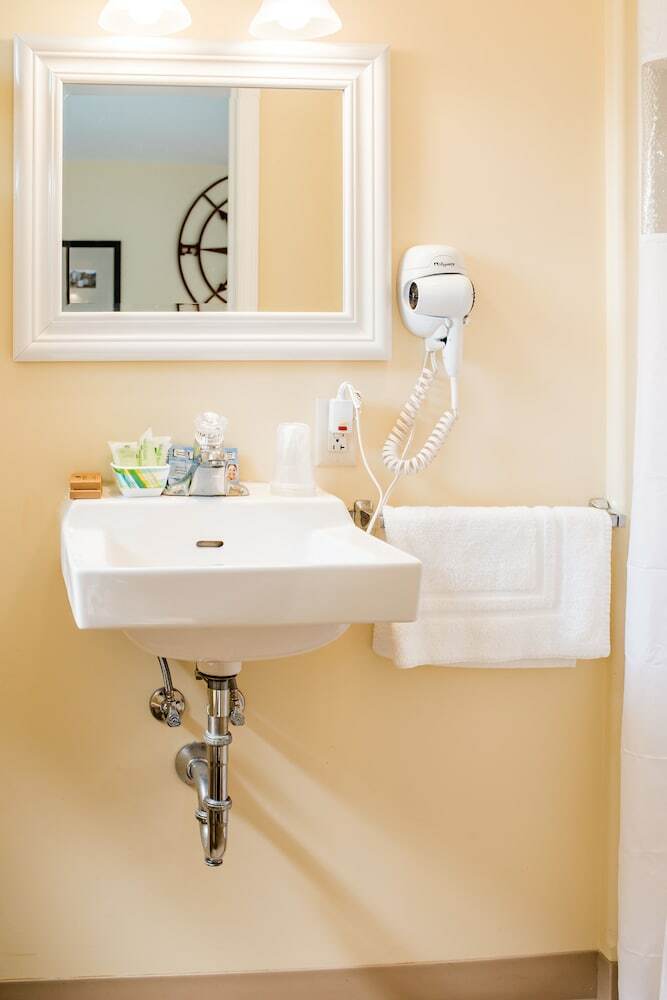 Hotel Capt.'s Inn & Suites