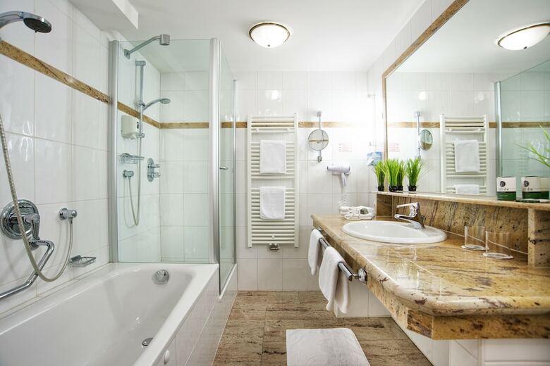Hotel Elite (Adults Only 16+)