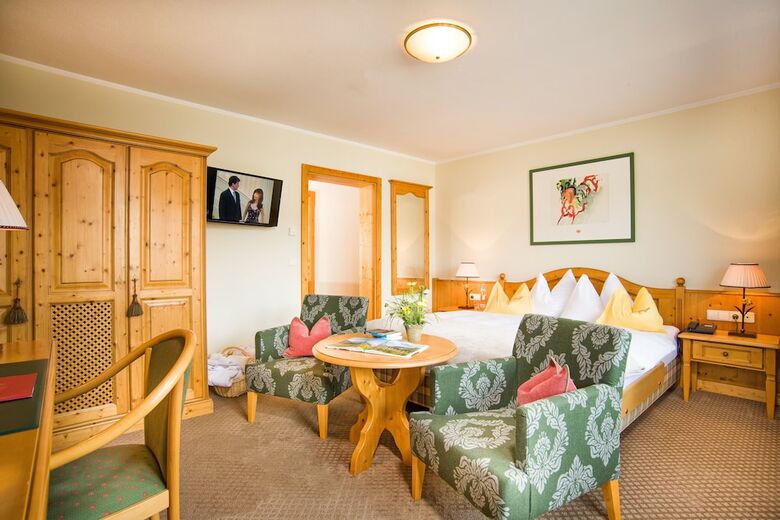 Hotel Elite (Adults Only 16+)