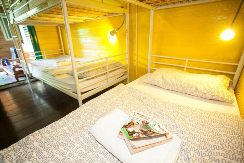 Hostal Laksameenarai Guesthouse - Hostel