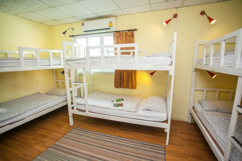 Hostal Laksameenarai Guesthouse - Hostel