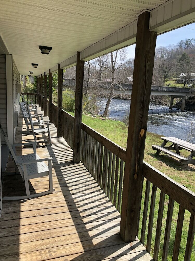 Posada Lloyd's On The River Country Inn