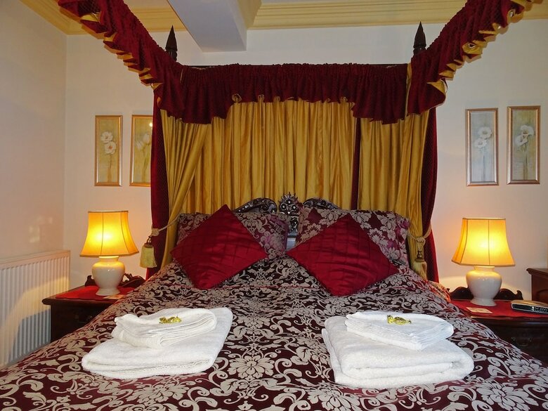 Hotel Storrs Gate House