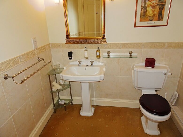 Hotel Storrs Gate House
