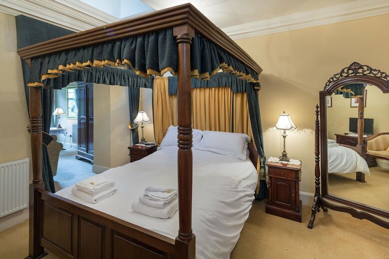 Hotel Storrs Gate House