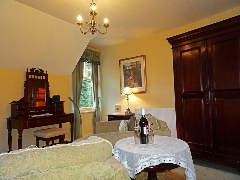 Hotel Storrs Gate House