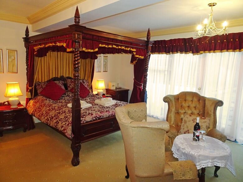 Hotel Storrs Gate House