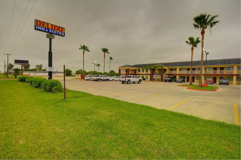 Hotel Deluxe Inn & Suites