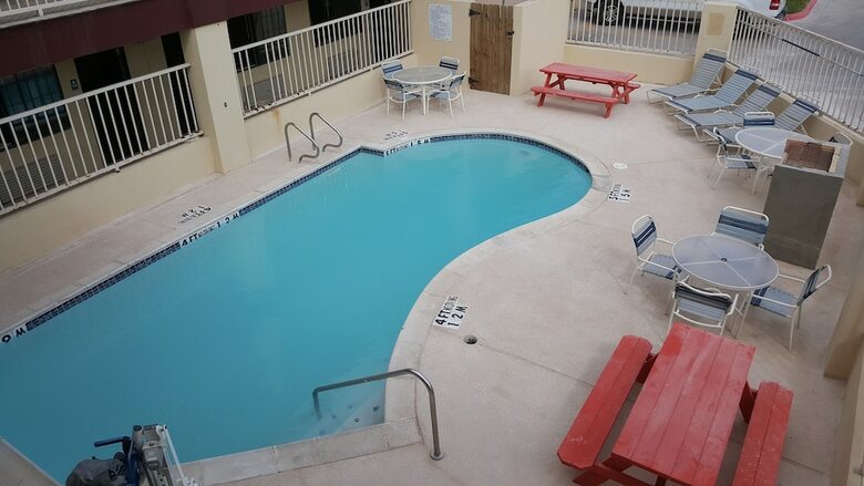 Hotel Deluxe Inn & Suites