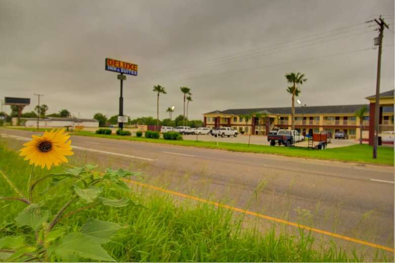 Hotel Deluxe Inn & Suites