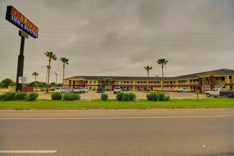 Hotel Deluxe Inn & Suites