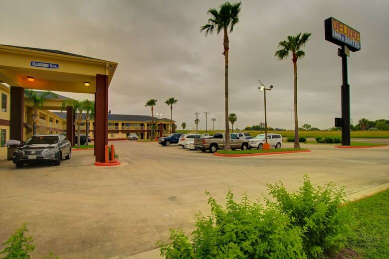 Hotel Deluxe Inn & Suites