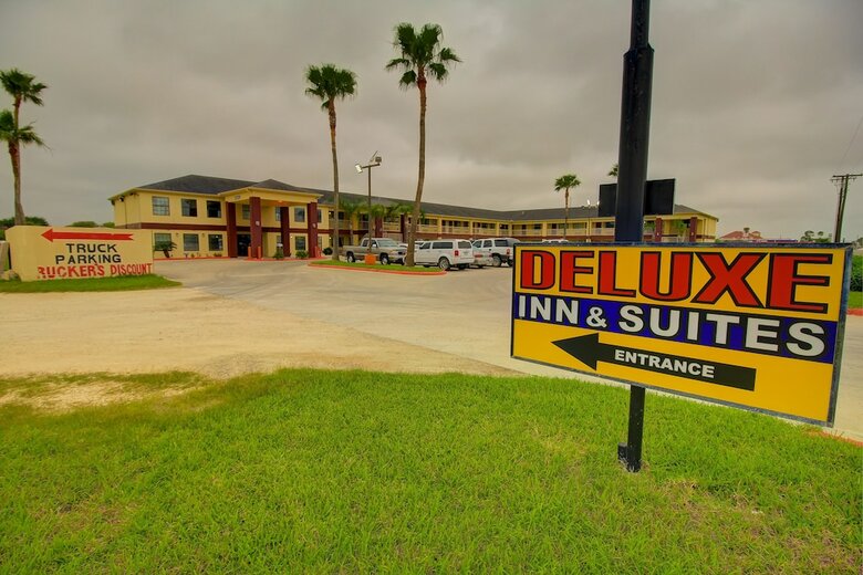 Hotel Deluxe Inn & Suites