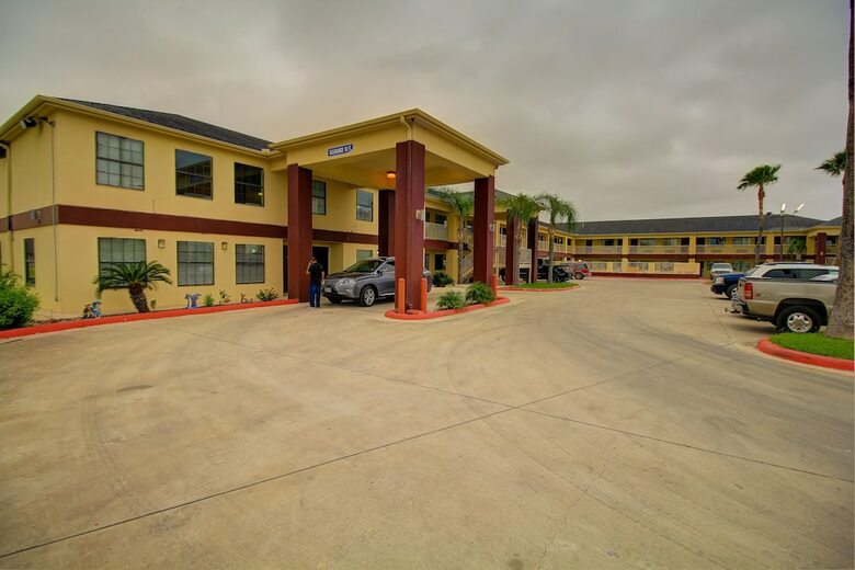 Hotel Deluxe Inn & Suites