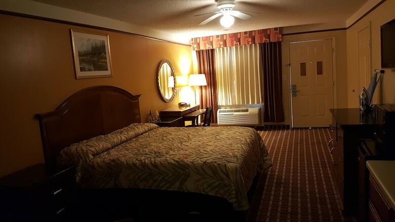 Hotel Deluxe Inn & Suites