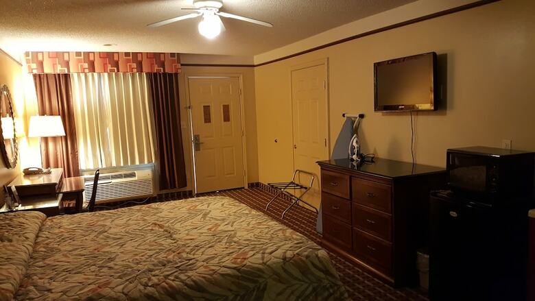 Hotel Deluxe Inn & Suites