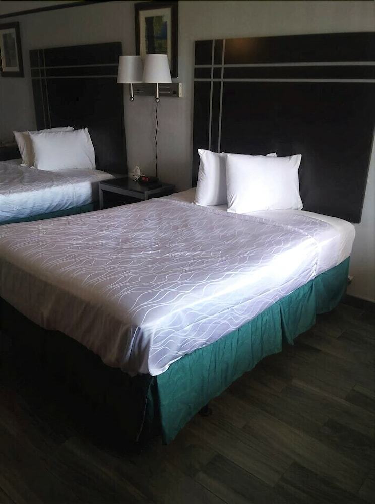 Hotel Deluxe Inn & Suites