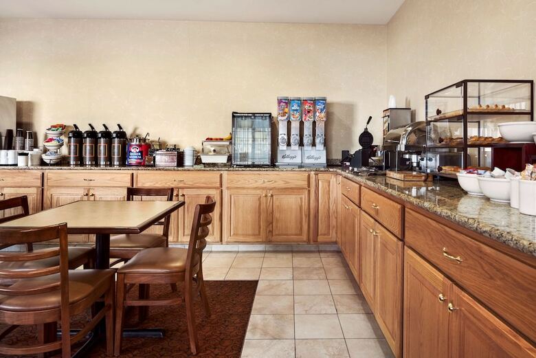 Hotel Country Inn & Suites By Radisson, Clinton, Ia