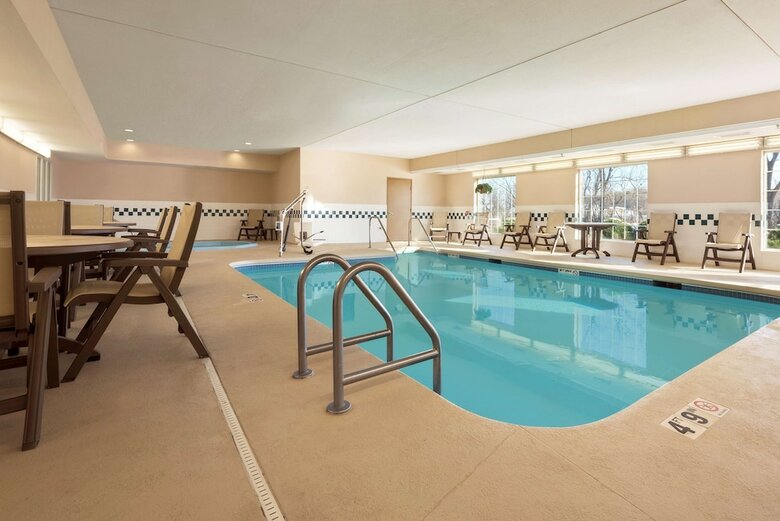 Hotel Country Inn & Suites By Radisson, Clinton, Ia