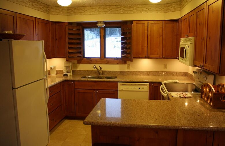 Woods Manor #302a By Peak Property Management