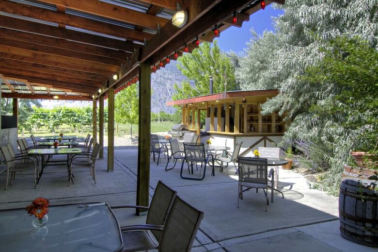 Bed & Breakfast Crowsnest Vineyards Guesthouse