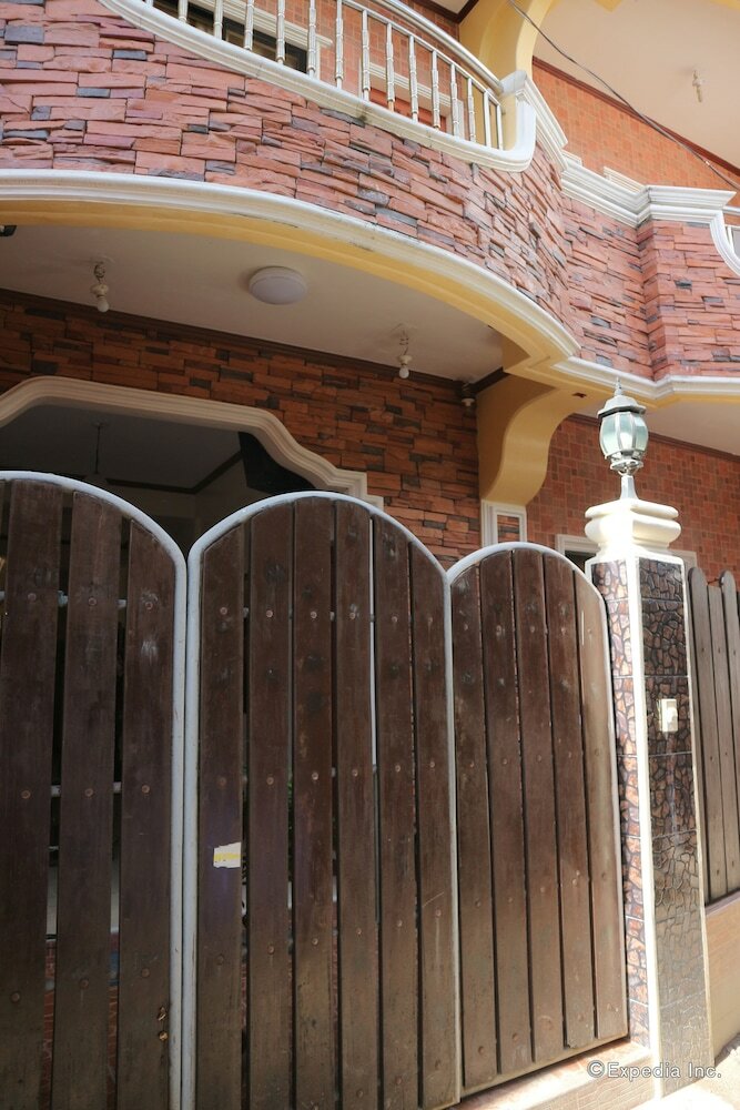 Hotel Aj Travellers Inn